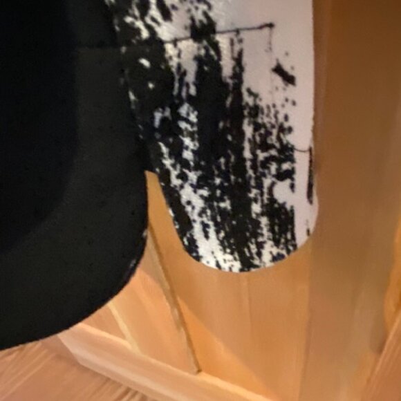 Donna Karan Women's Printed Crewneck Sleeveless Black Cream Top Sz M - Picture 6 of 6